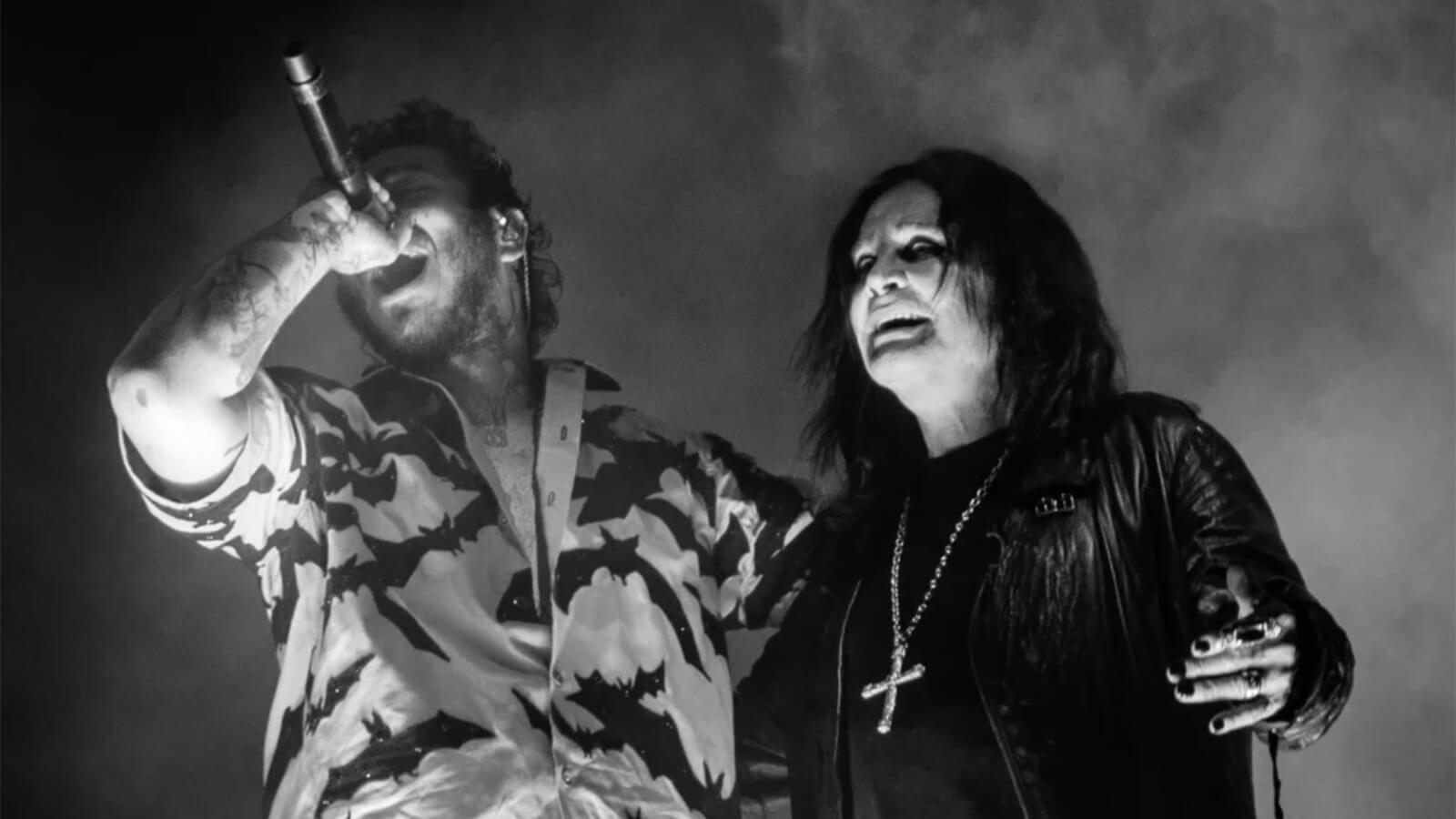 Post Malone dan Ozzy Osbourne saat tampil di panggung bersama.